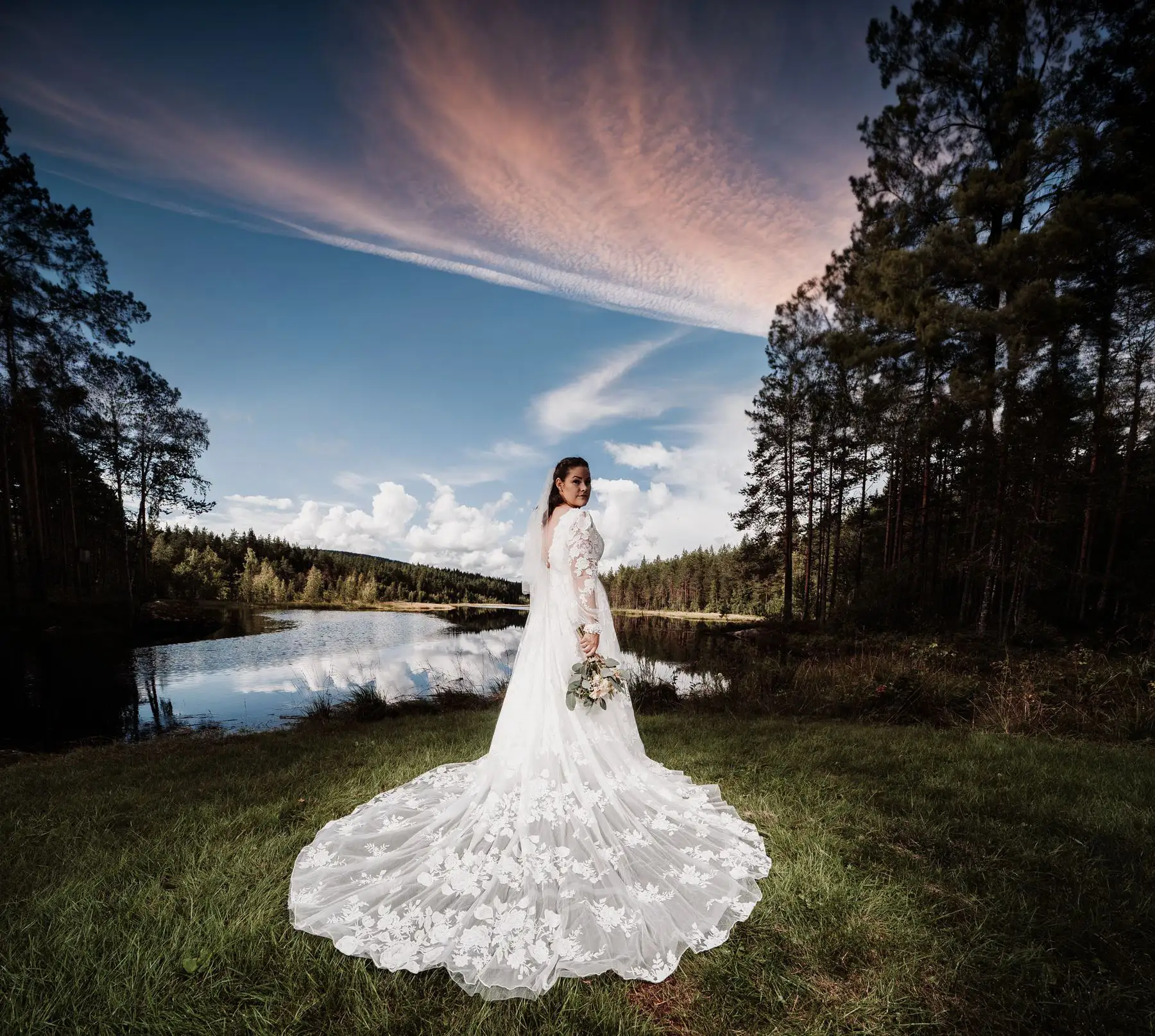 Bryllupsfotograf Oslo – brud i natur med rosa himmel og elegant kjole