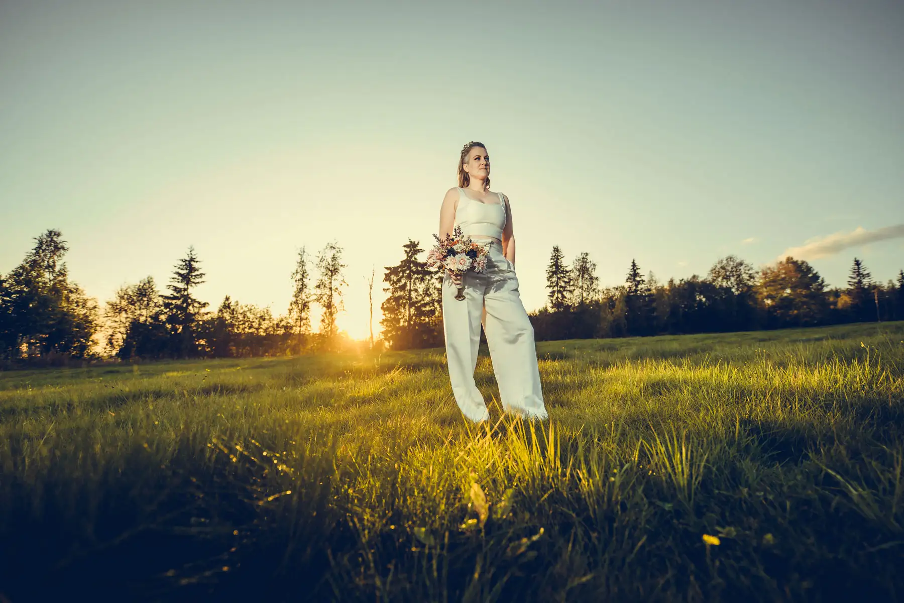 Solnedgang over eng med brud i sentrum – stemningsfullt portrett av bryllupsfotograf Oslo