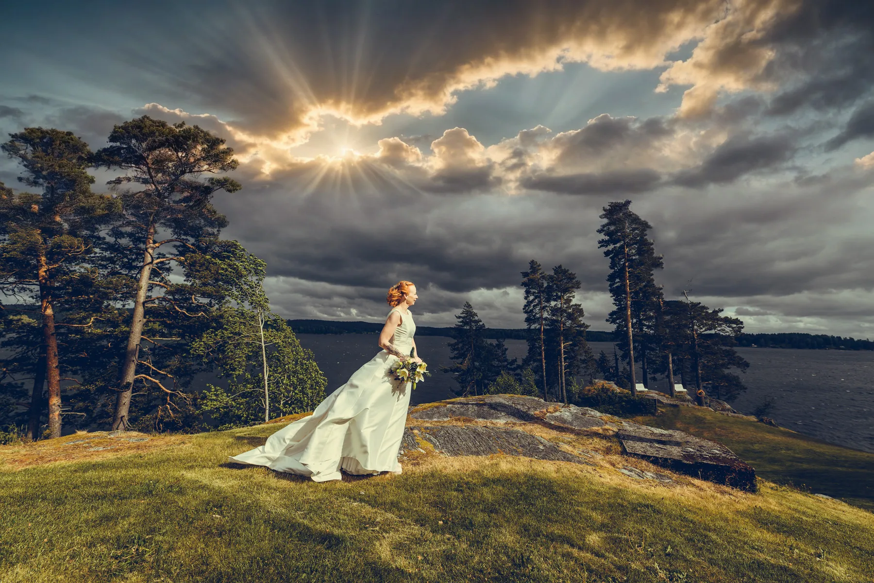 Bryllupsfotograf Kleivstua – eksempel på magisk stil med brud på høyde ved vann, dramatisk lys og naturlig ro i dokumentarisk komposisjon