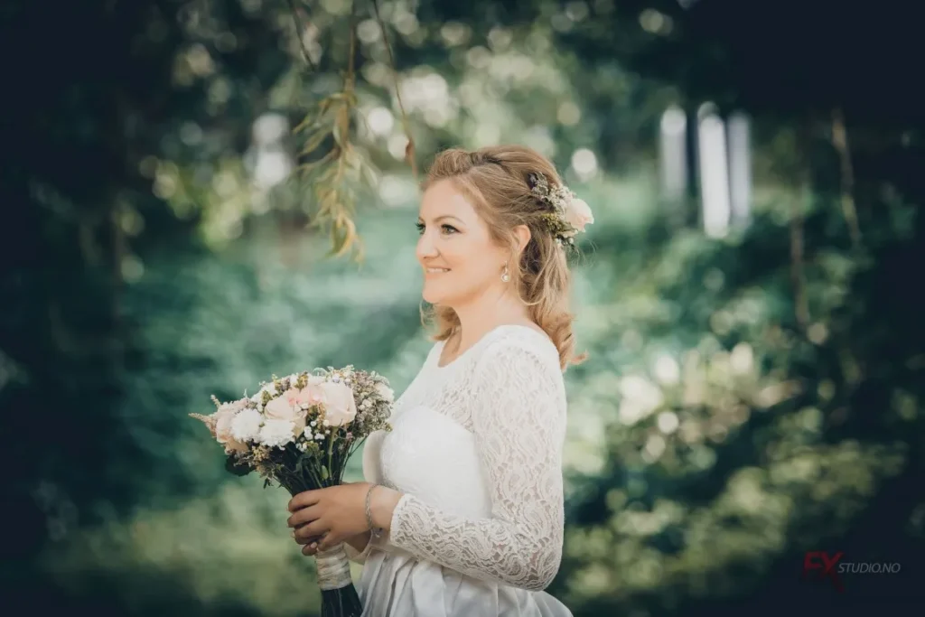 Vintage bryllupsportrett i hage – brud med blomster i håret og blonder, fotografert av bryllupsfotograf Oslo