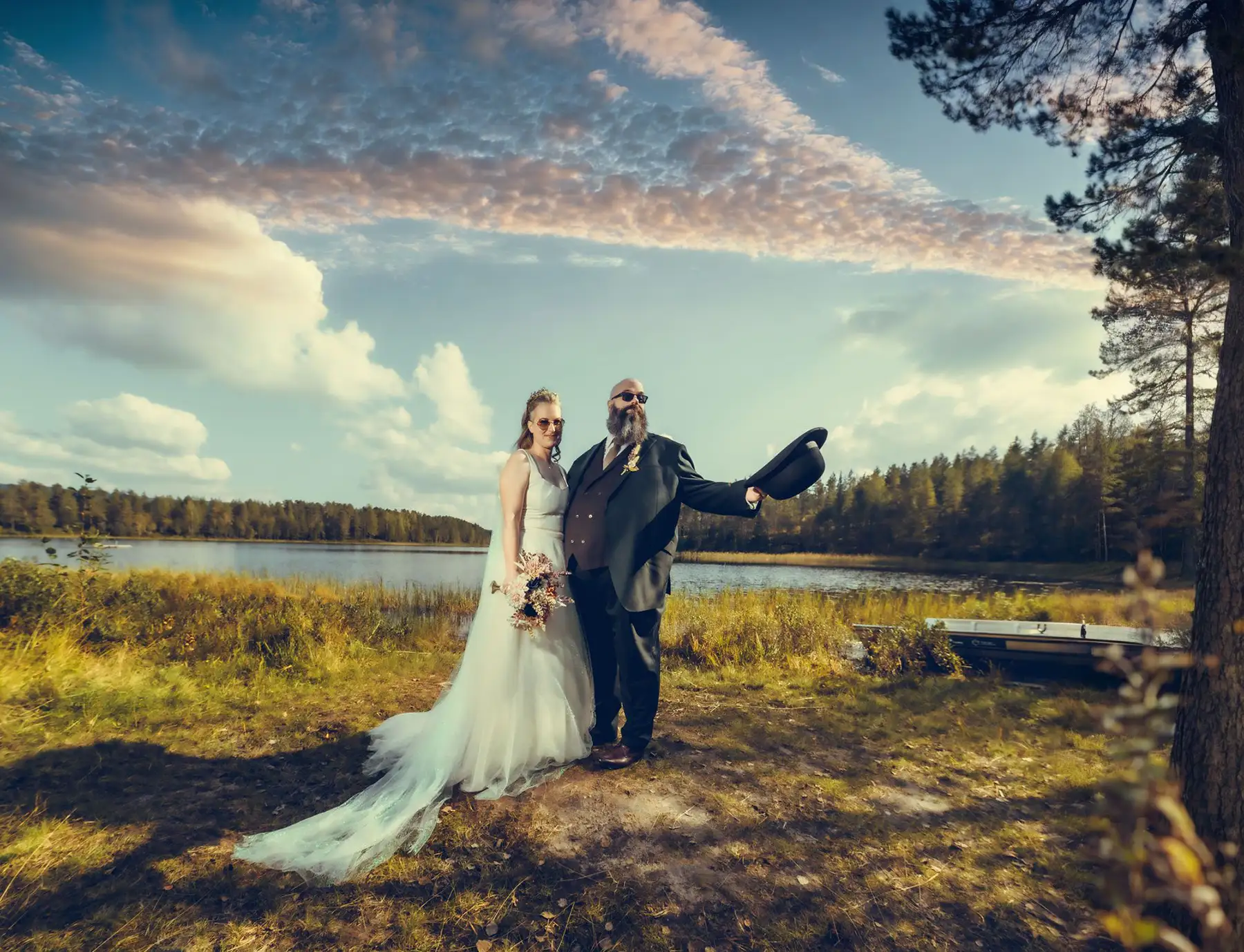 Brudepar ved innsjø i Elverum med dramatisk himmel og naturlig lys